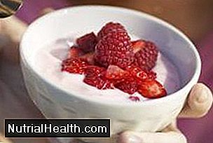 Bland gresk yoghurt med frukt til en næringsrik tett snack eller frokost.