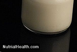 Sữa chua ít béo cung cấp chất dinh dưỡng và men vi sinh.
