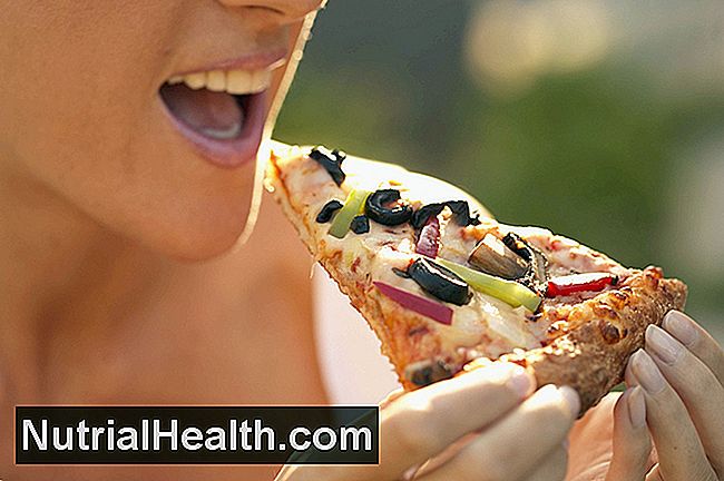 La pizza di grano fatta in casa con funghi e spinaci è nutriente e deliziosa.