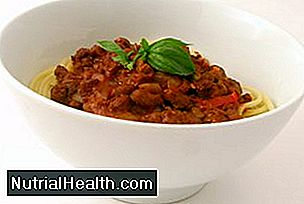 Maak spaghetti Bolognese gezonder door volkoren spaghetti en mager rundergehakt te gebruiken.