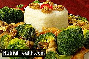Ayam kukus dan brokoli sangat cocok dengan nasi.