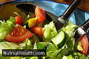 En färsk grön sallad med olika grönsaker parar väl med ginger sesam lax.