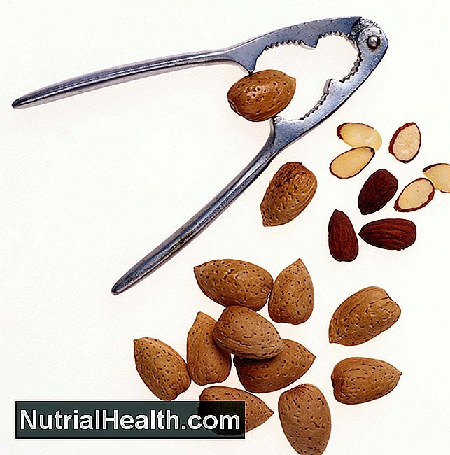 Trộn một lượng nhỏ hạnh nhân với các loại hạt khác hoặc trái cây sấy khô.