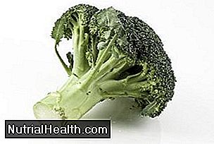 Broccoli este bogat în substanțe nutritive solubile în apă, cum ar fi vitamina C, acid folic și alte vitamine B.