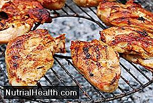 Använd skinless kycklingbröst och en helvete bulle för en näringsrik grillad kycklingmacka.